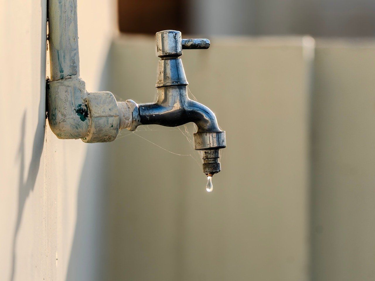 Comment réparer un robinet qui fuit en moins de 30 minutes ? apprenez à réparer une fuite de robinet facilement avec nos conseils pratiques et économisez de l'eau et de l'argent.