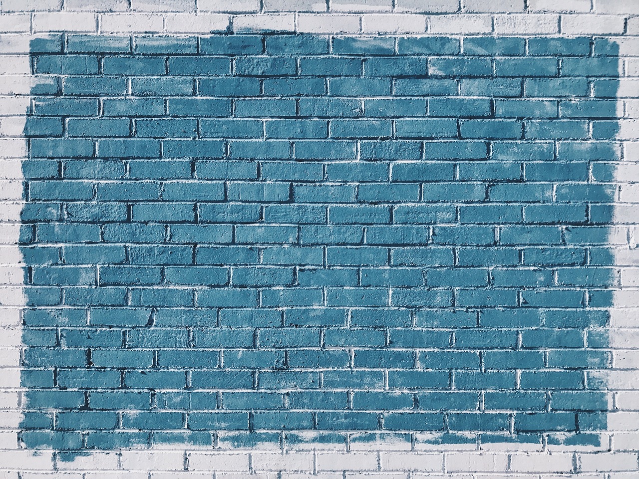 Choisir la bonne peinture pour un mur extérieur résistant au temps