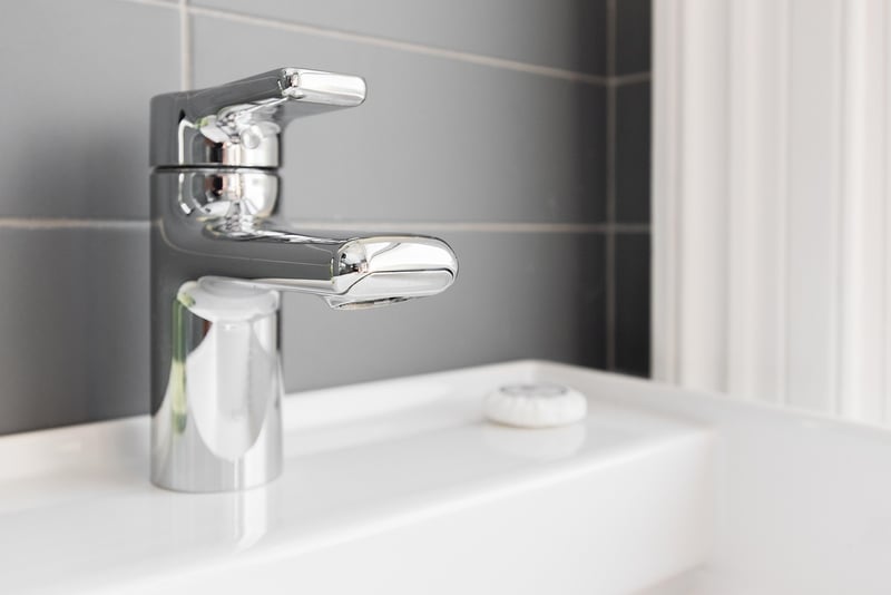 Salle de bain moderne 2026 : l'esprit panier rangement pour un espace épuré