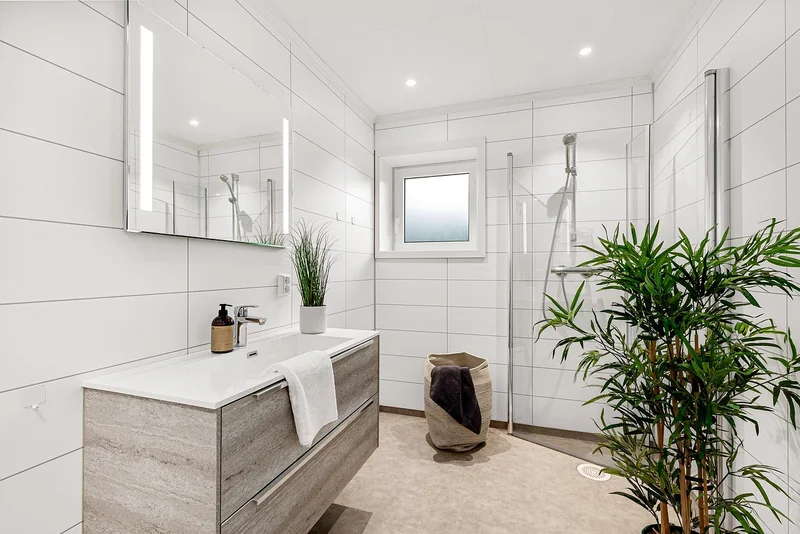 Petite salle de bain : la stratégie verticale
